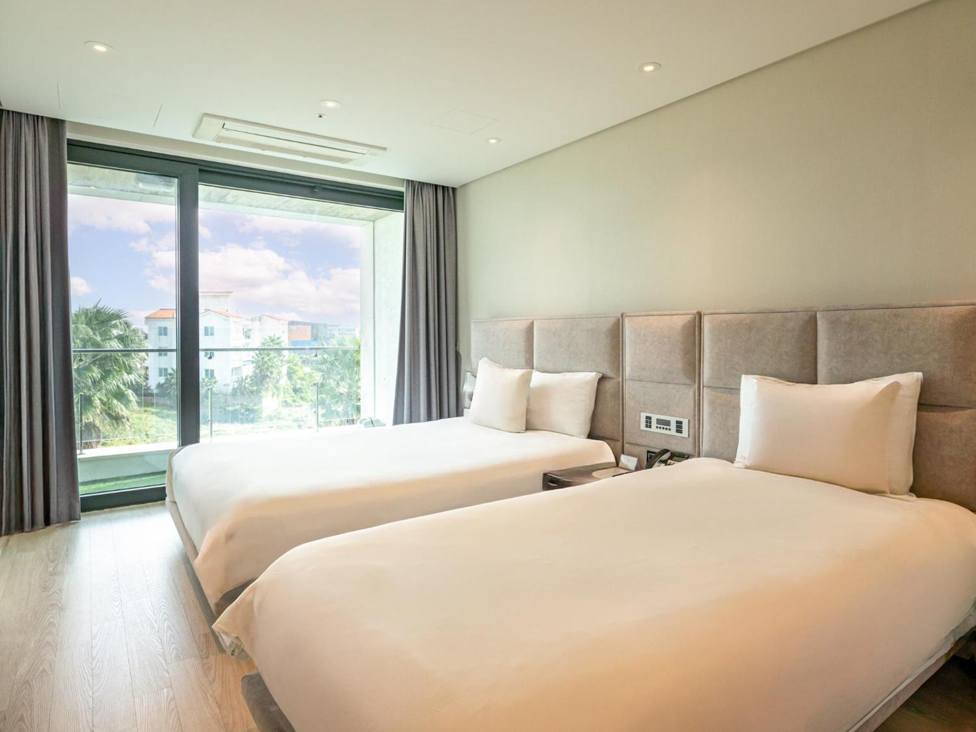 Jeju Attirance Hotel & Poolvilla Сеогвипо Екстериор снимка