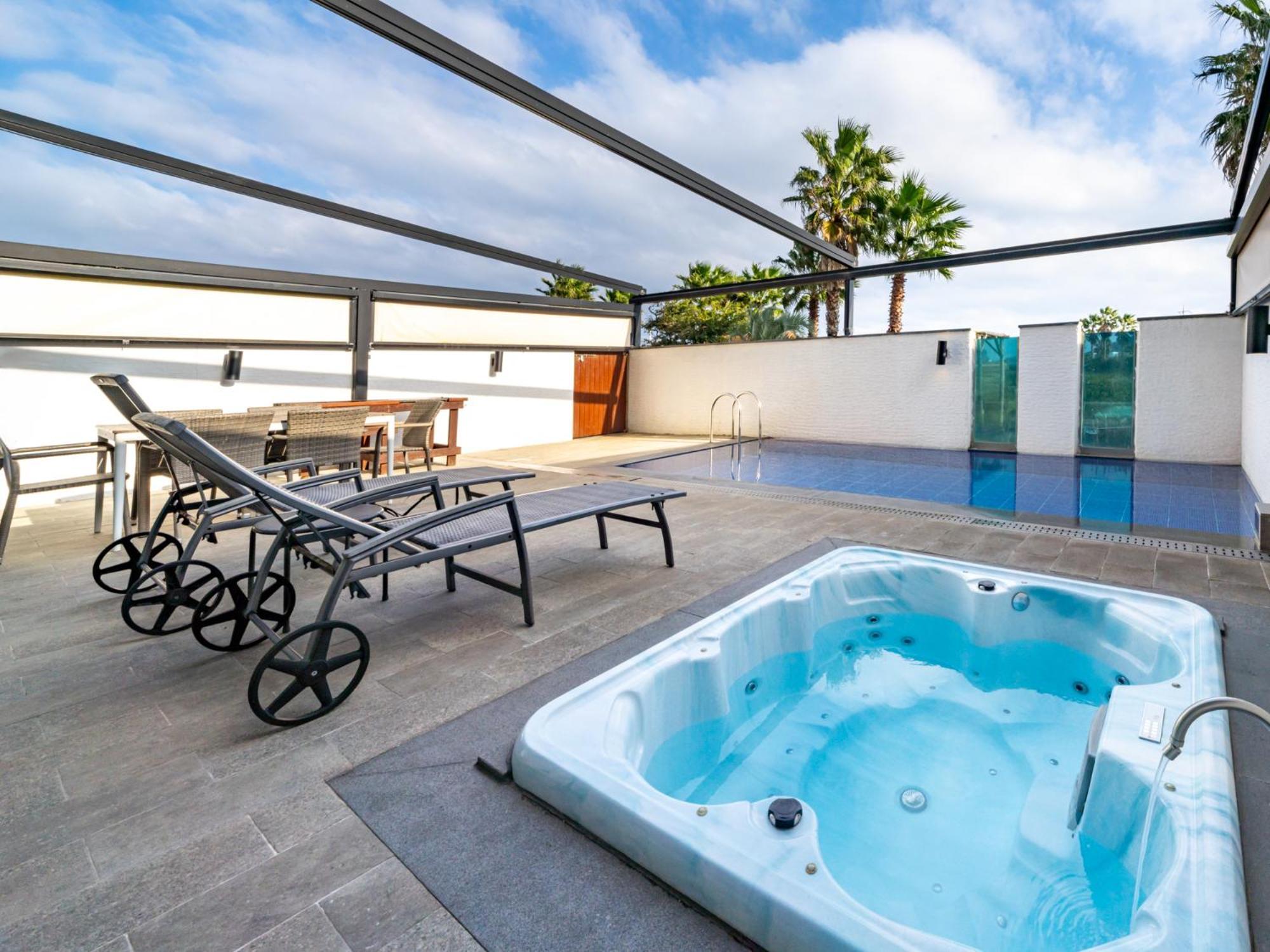 Jeju Attirance Hotel & Poolvilla Сеогвипо Екстериор снимка