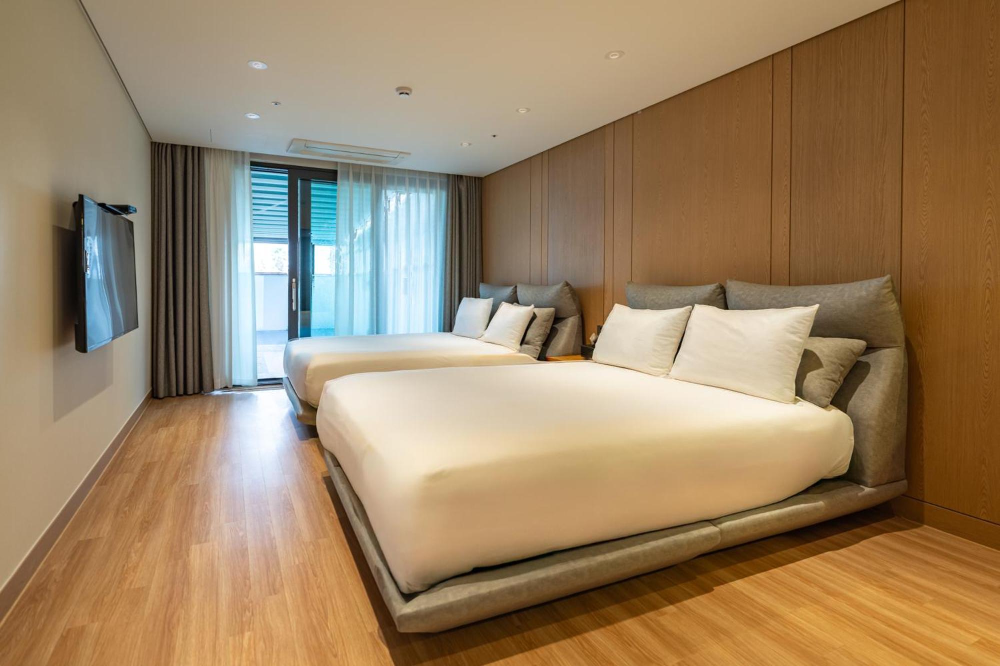 Jeju Attirance Hotel & Poolvilla Сеогвипо Екстериор снимка