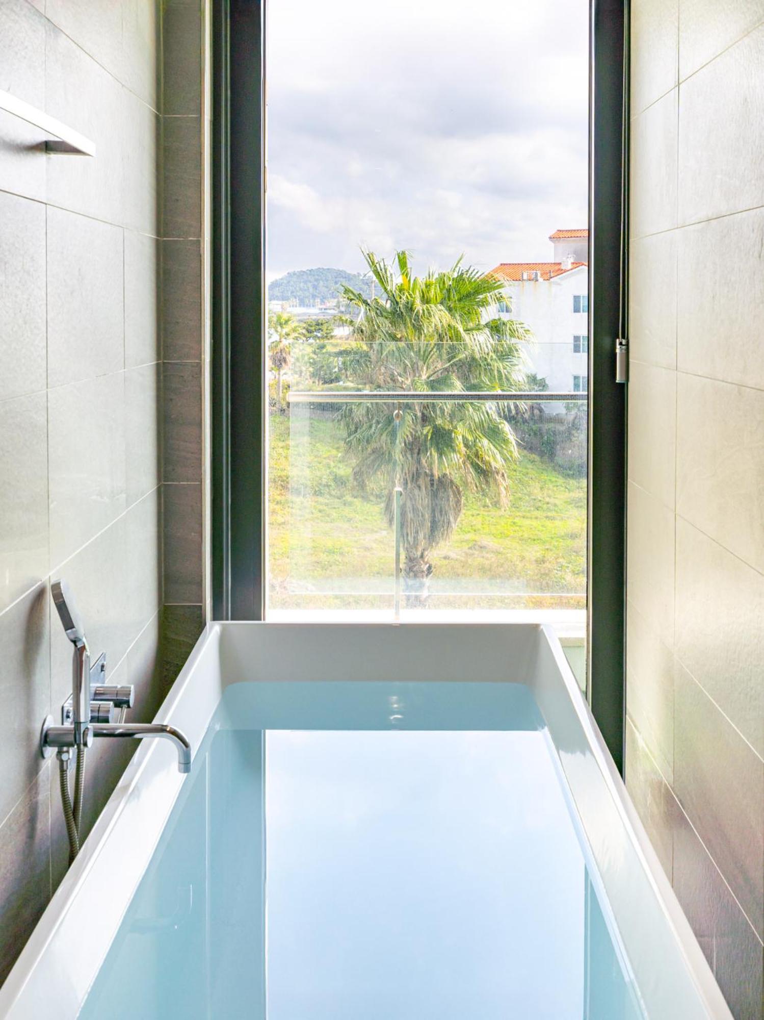 Jeju Attirance Hotel & Poolvilla Сеогвипо Екстериор снимка