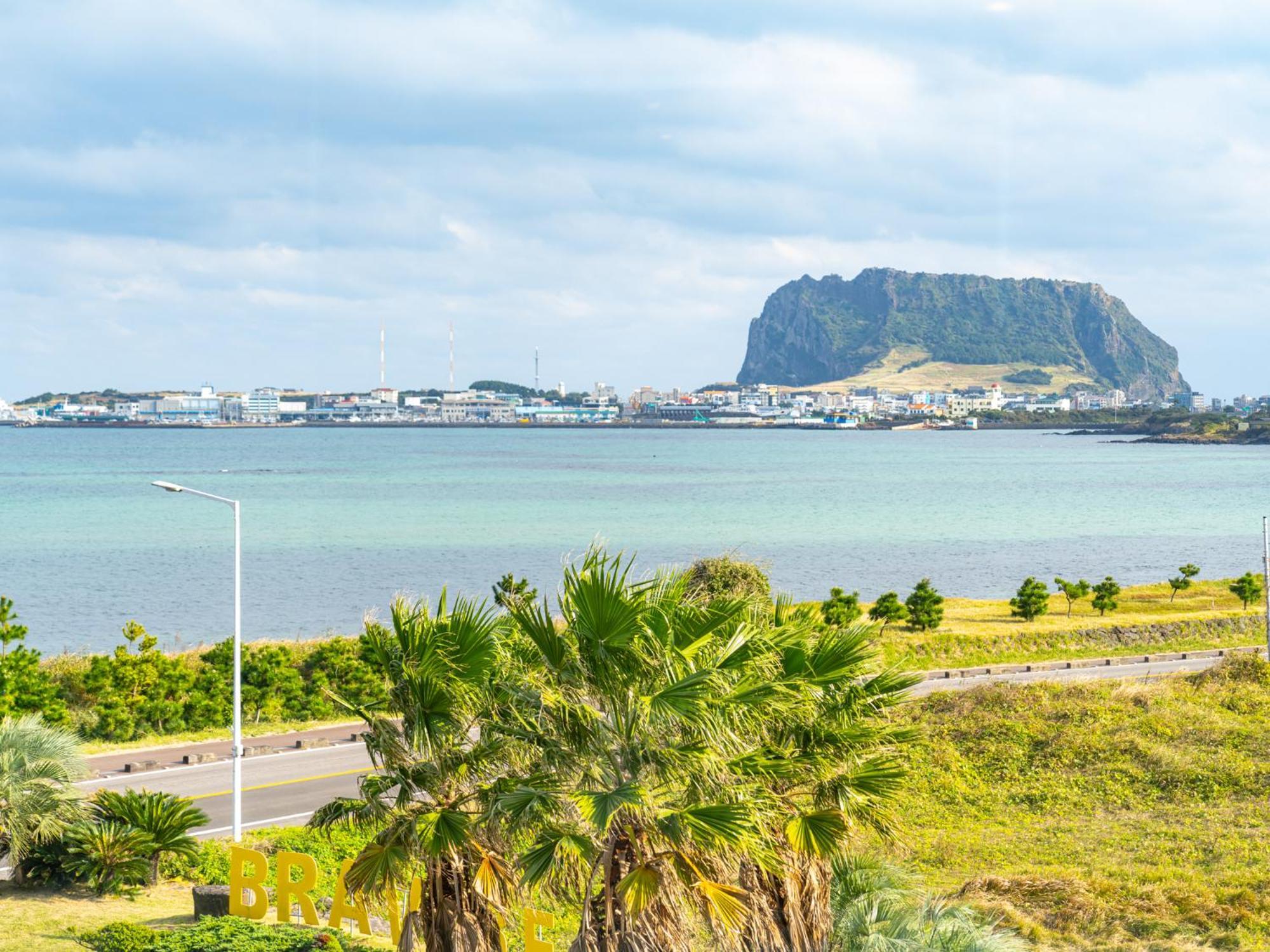 Jeju Attirance Hotel & Poolvilla Сеогвипо Екстериор снимка